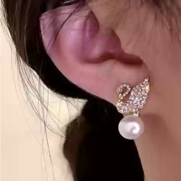 CRYSTAL SWAN EARRINGS WITH DROP PEARL NWOT - Picture 5 of 9